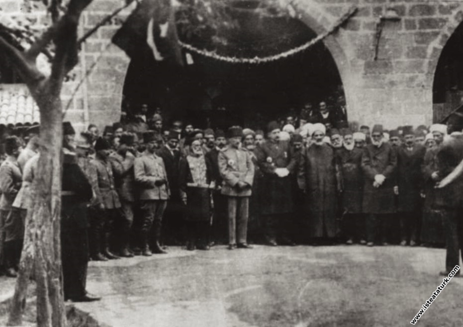 Tümgeneral Mustafa Kemal'in Diyarbakır’da II. Ordu Karargahı'nda toplu çekilen fotoğrafı. (1917)