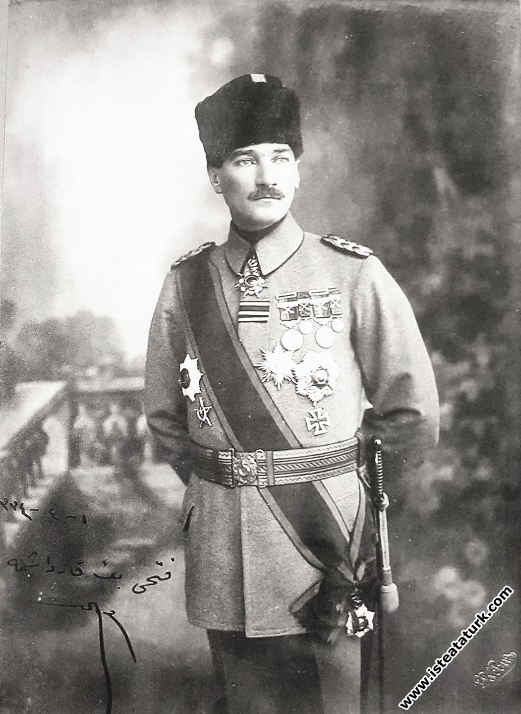 Mustafa Kemal Ordu Komutanı ve Padişah Yaveri iken...