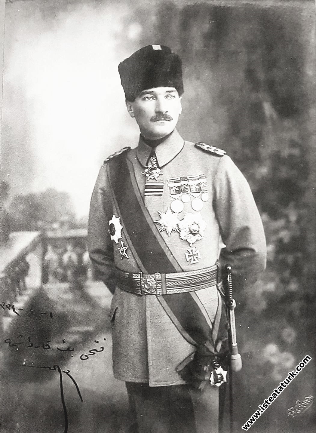 Mustafa Kemal Ordu Komutanı ve Padişah Yaveri iken. (1918)