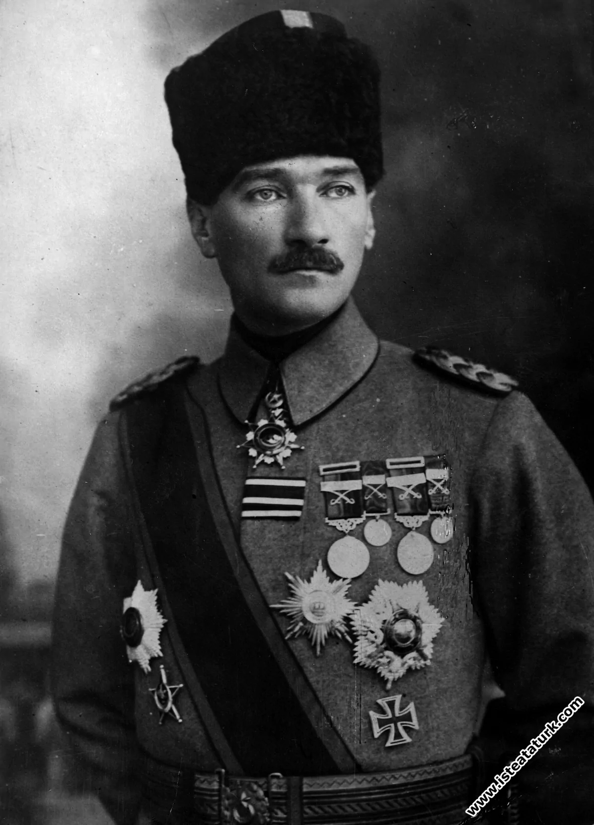 Mustafa Kemal Ordu Komutanı ve Padişah Yaveri iken...