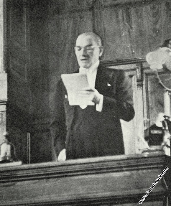 Mustafa Kemal Atatürk, son defa mecliste açış konuşmasını yaparken. (01.11.1937)