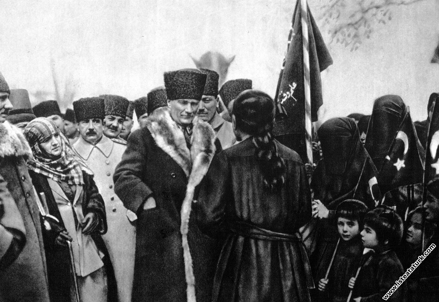Gazi Mustafa Kemal Pasha is among the people on his Konya tour. (22.03.1923)