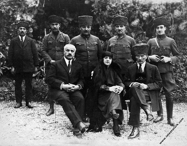 Başkomutan Mustafa Kemal, Uşakizade Köşkü'nün bahç...