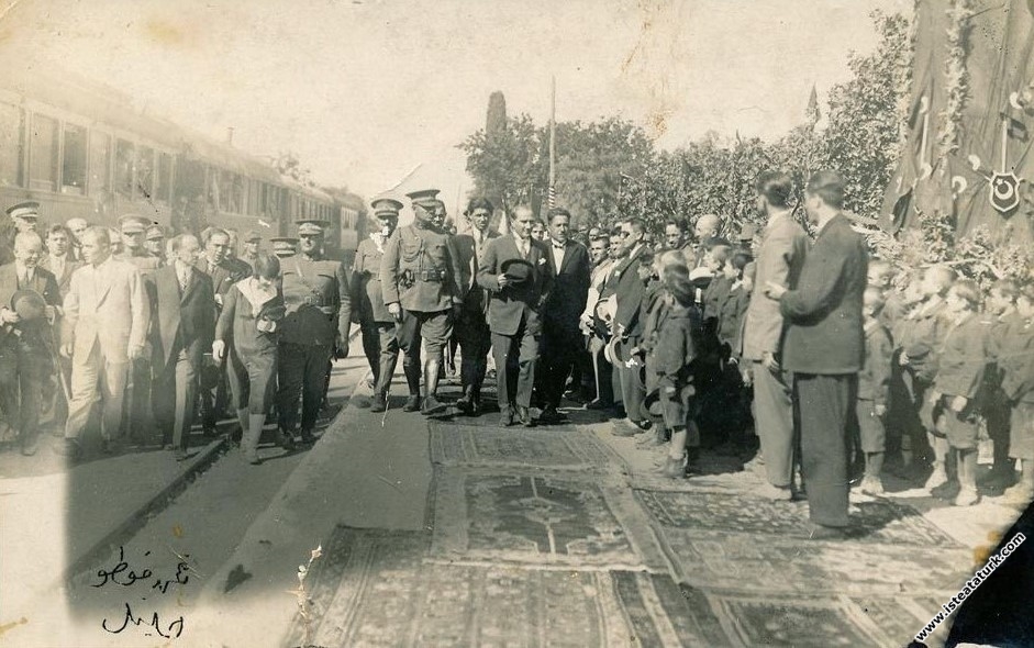 Mustafa Kemal Atatürk'ün İzmir Menemene gelişi. (1...