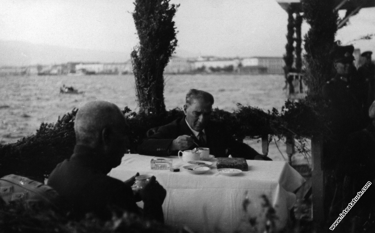 Mustafa Kemal Atatürk İran Şahı Pehlevi ile birlik...
