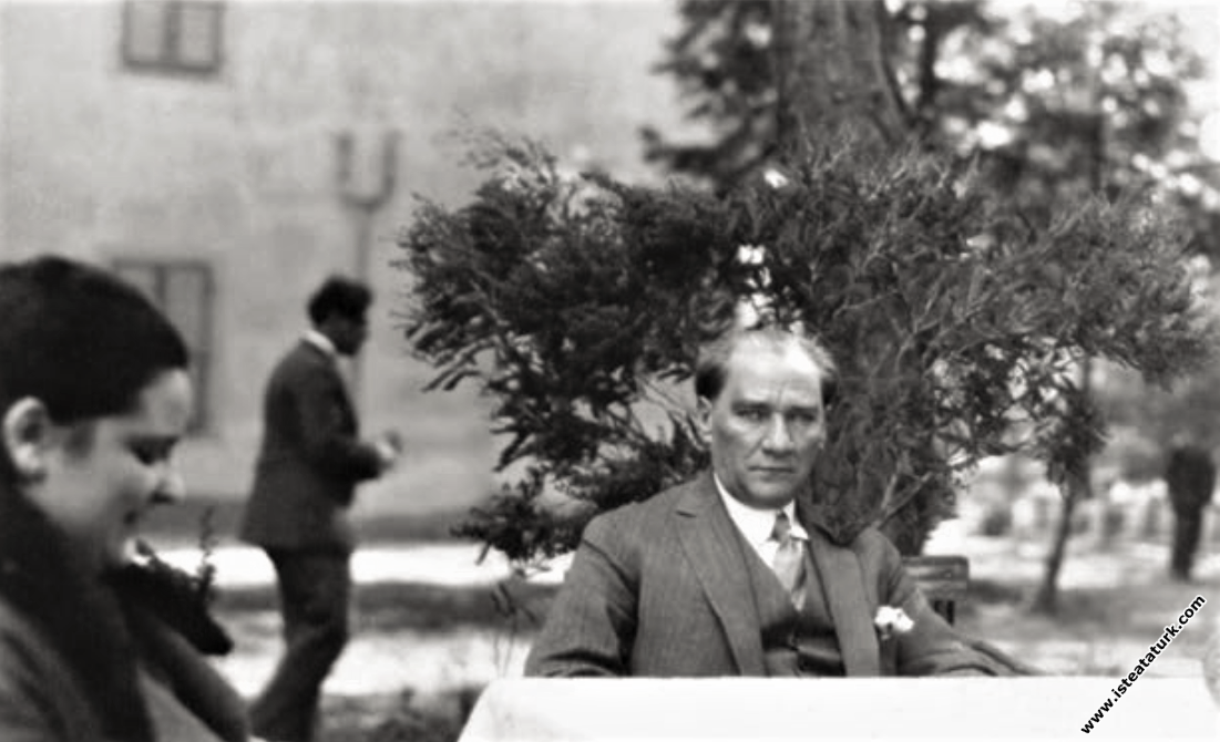 Mustafa Kemal Atatürk, Aziziye İstasyonu'nda bir d...