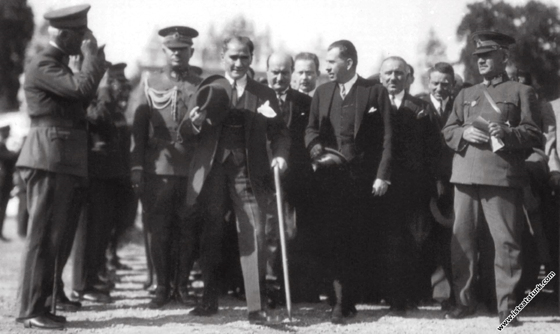 Mustafa Kemal Atatürk ve beraberindekiler Dolmabah...