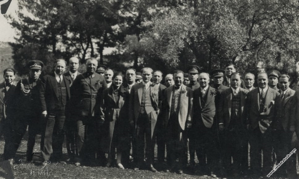 Gazi Mustafa Kemal Paşa, Afet İnan, Fahrettin Altay ve İzmir Valisi Kazım Dirik ile birlikte, Buca Hasanağa Bahçesi'nde, İzmir. (05.03.1930)