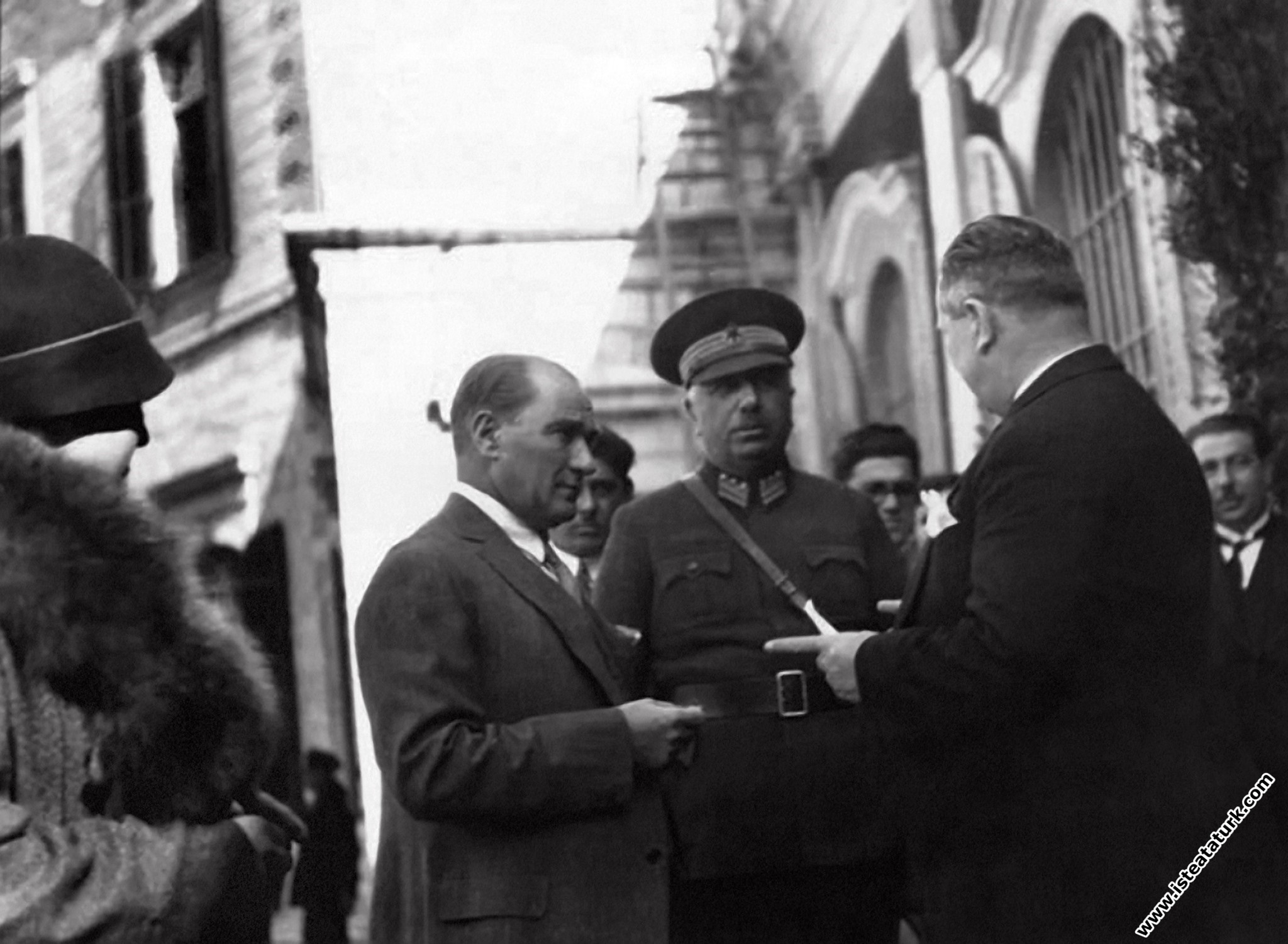 Mustafa Kemal Atatürk Antalya'ya hareketinden önce İzmir Alsancak Garı'nda. (05.03.1930)