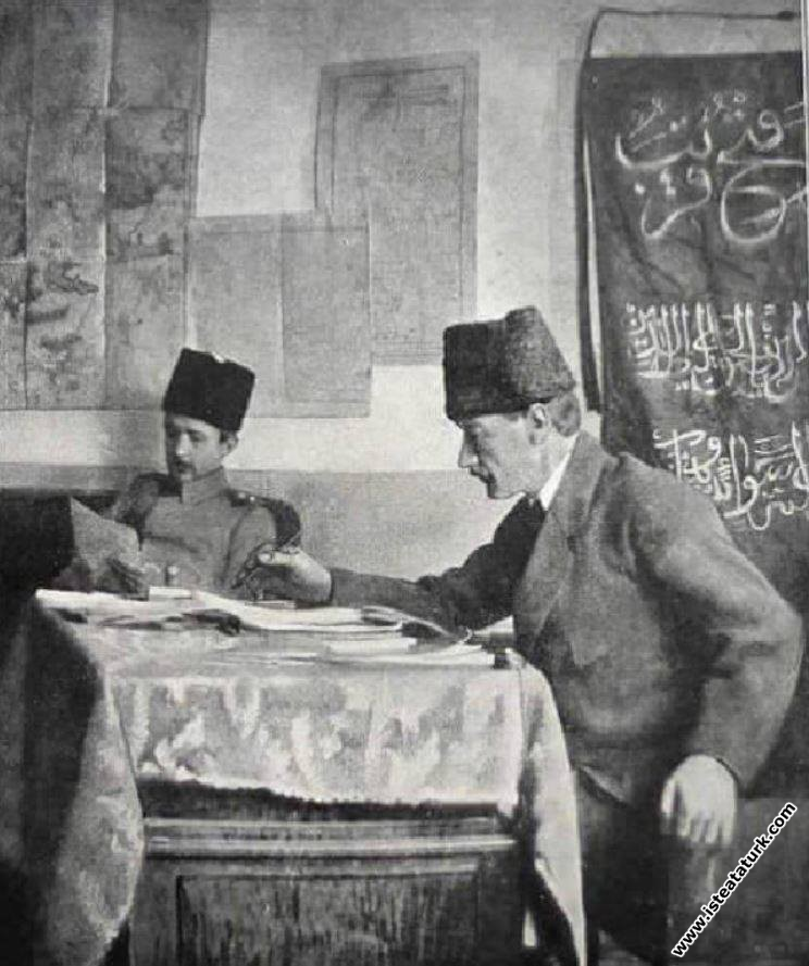 Mustafa Kemal, İnönü'yle Ankara Ziraat Mektebi'nde...
