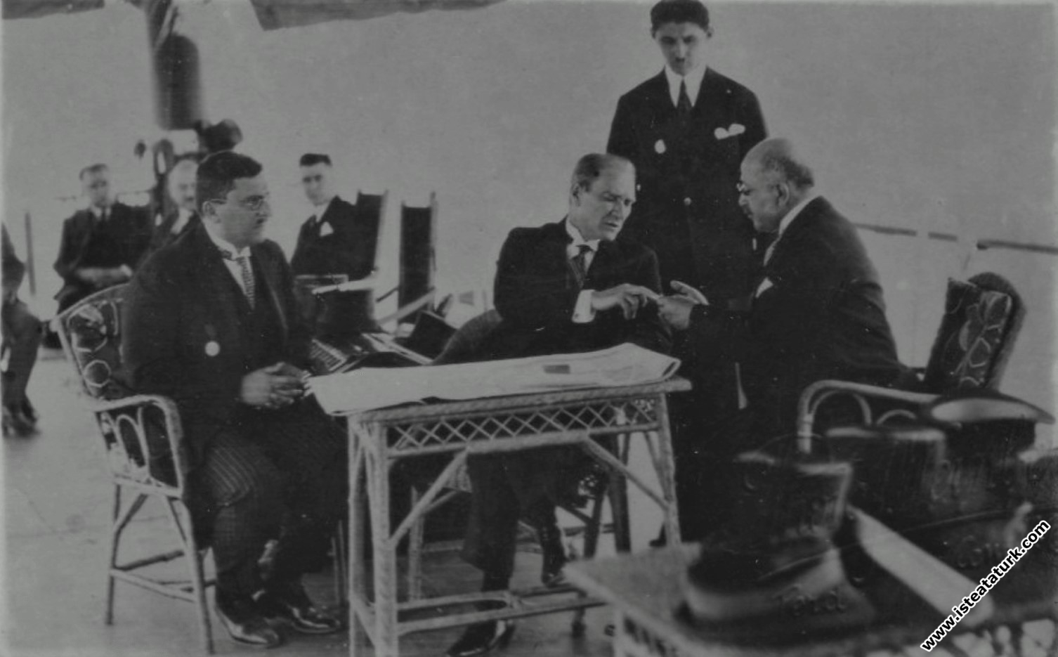 Mustafa Kemal Atatürk ve doktor İbrahim Tali Öngör...