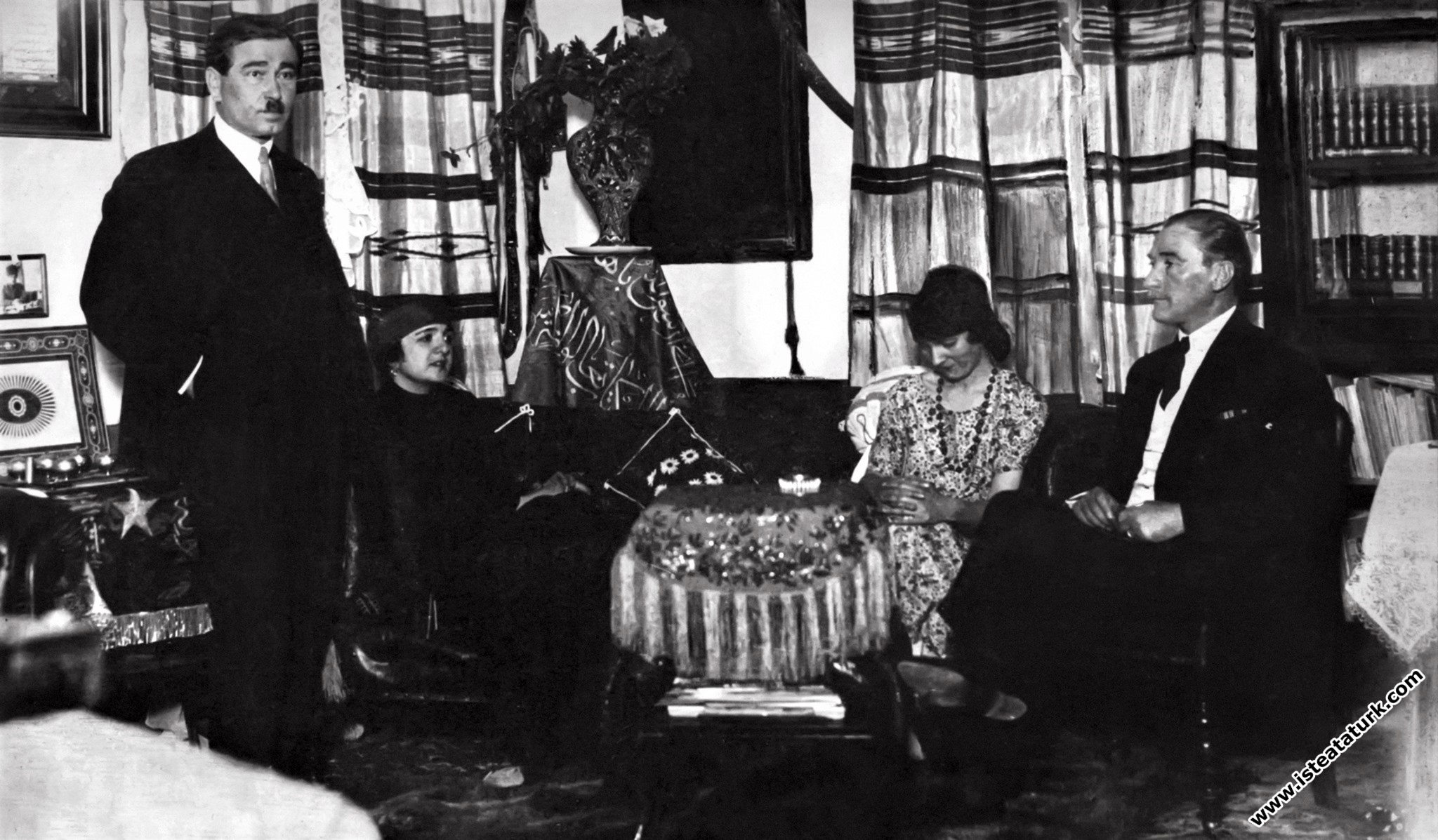 Çankaya Köşkü'nde Atatürk'ün eşi Latife Hanım, Ali Fethi Bey'in eşi Galibe Hanım bulunmaktadır. (04.03.1923)