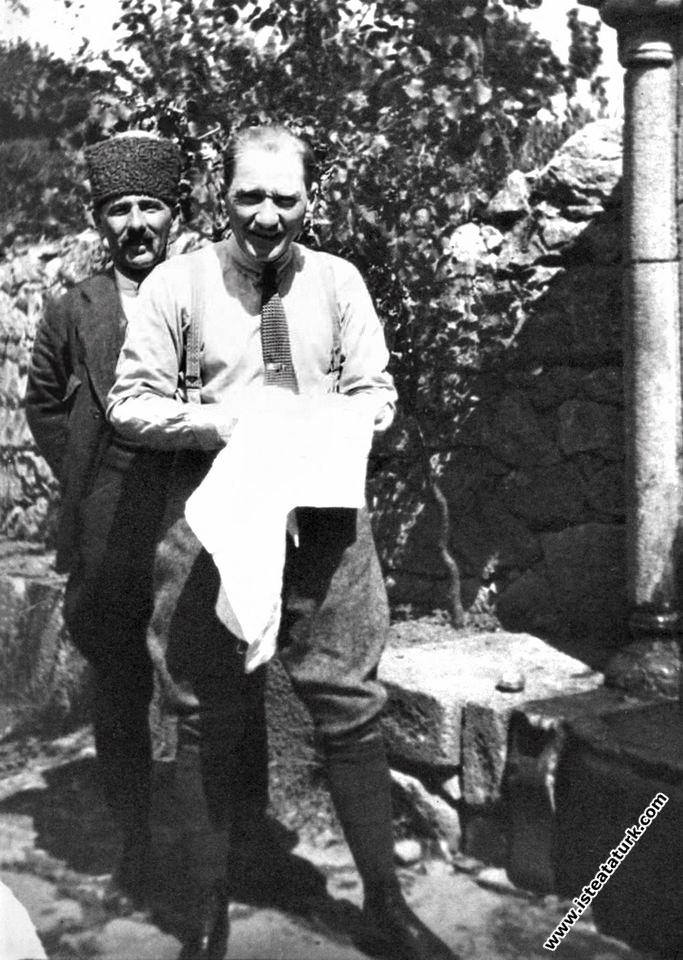 Ankara'da Çankaya Köşkü Bahçesi’nde. (20.06.1921)...