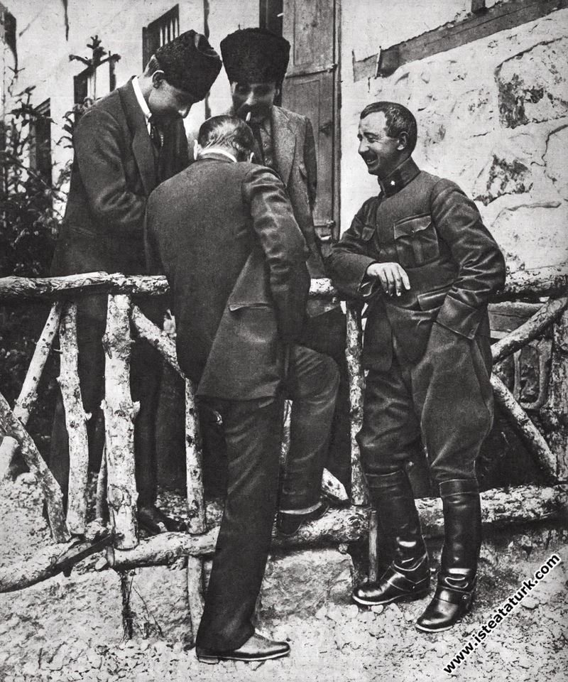 Mustafa Kemal, Çankaya'da İsmet İnönü ve Süvari Tü...