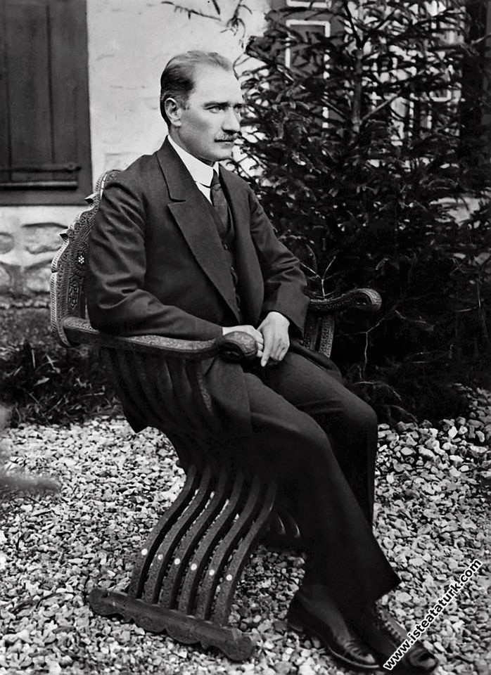 Mustafa Kemal Atatürk, Çankaya Köşkü bahçesinde, A...