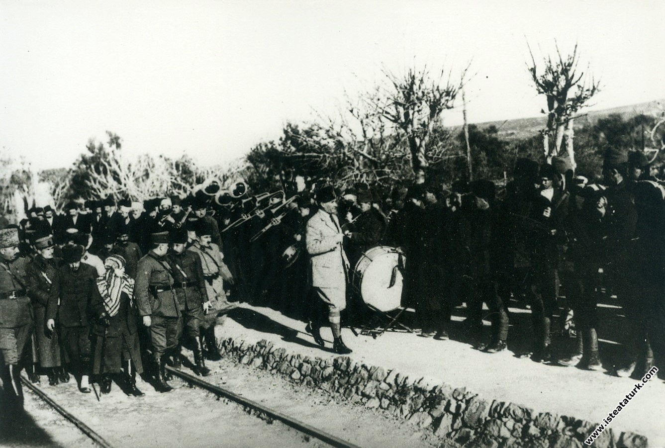 Başkomutan Mustafa Kemal Paşa, Menemen'de. (26 Oca...