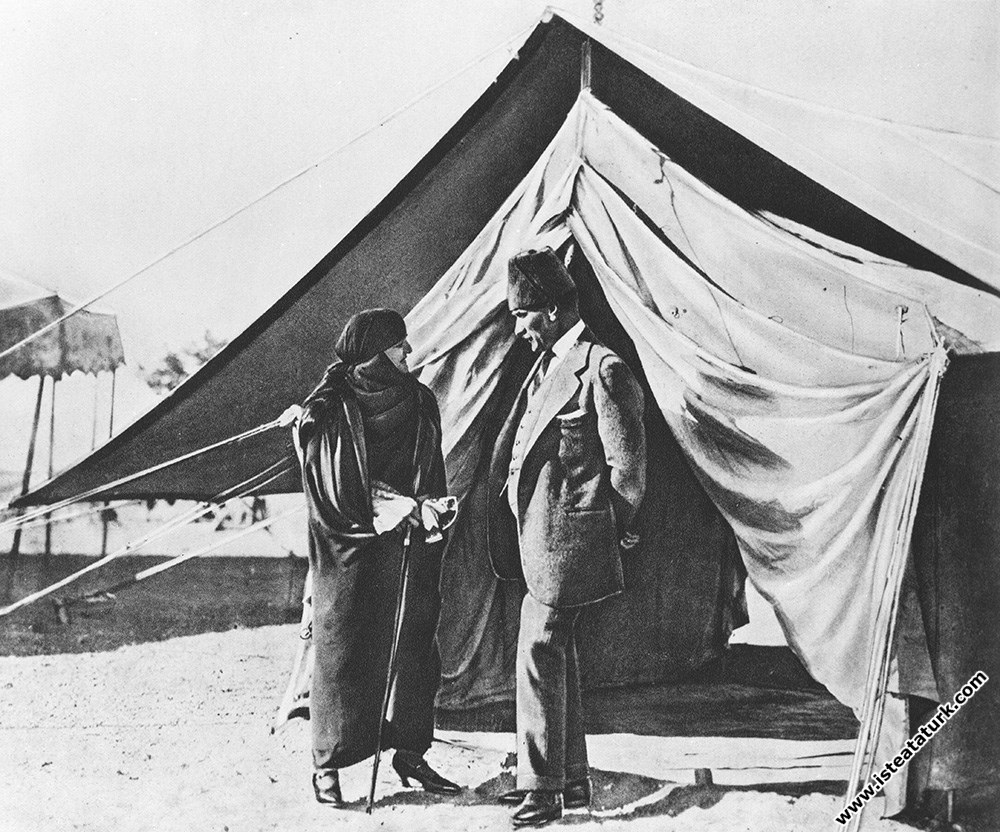 Mustafa Kemal ve Eşi Latife Hanım çadır önünde soh...
