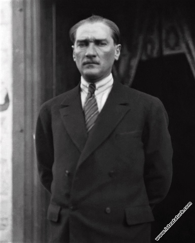 Gazi Mustafa Kemal Atatürk Çankaya Köşkü önünde, A...