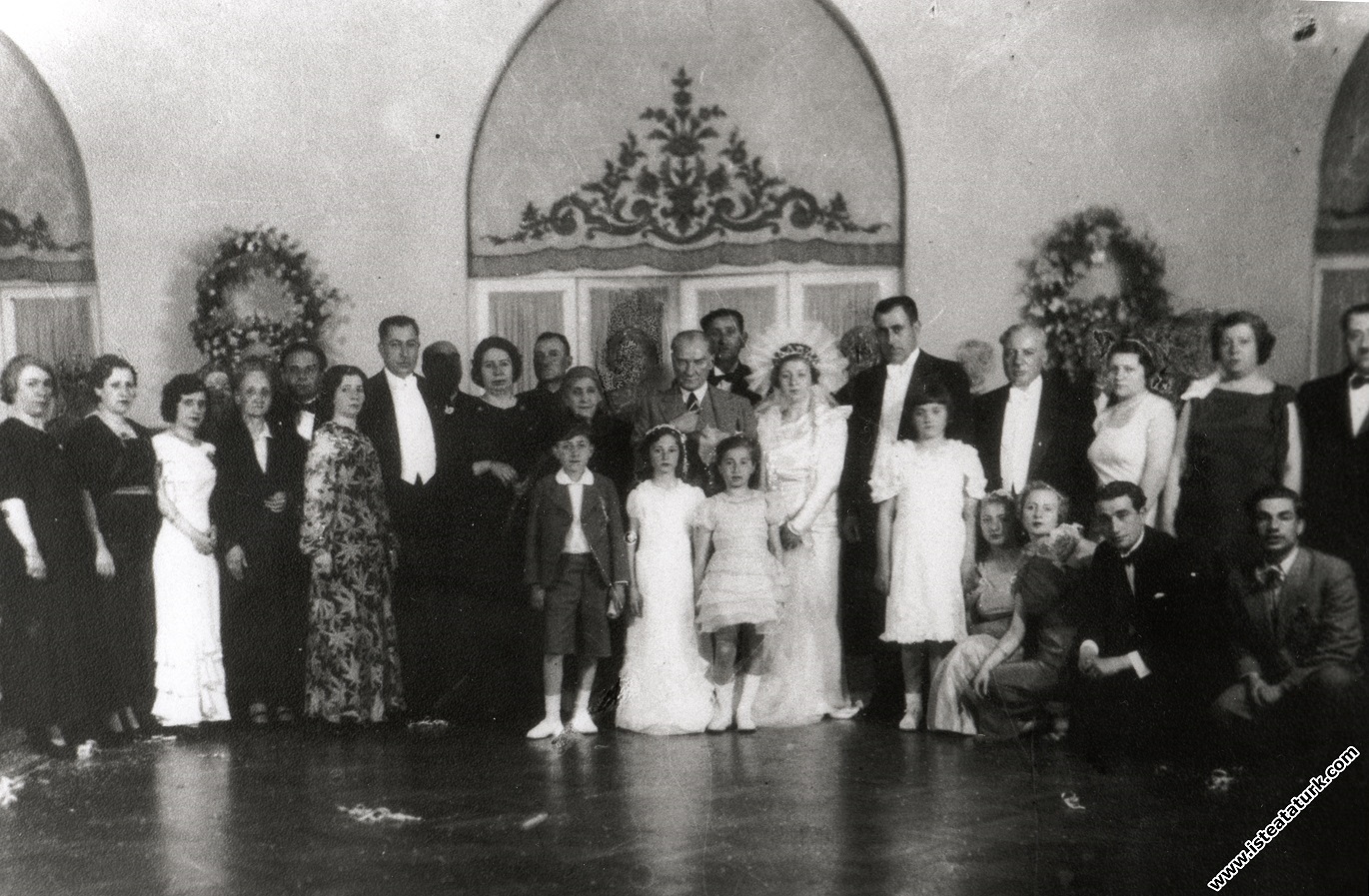 Mustafa Kemal Atatürk Ruhi Soyer ile Müftale Hanım'ın düğününde. (10.05.1936)