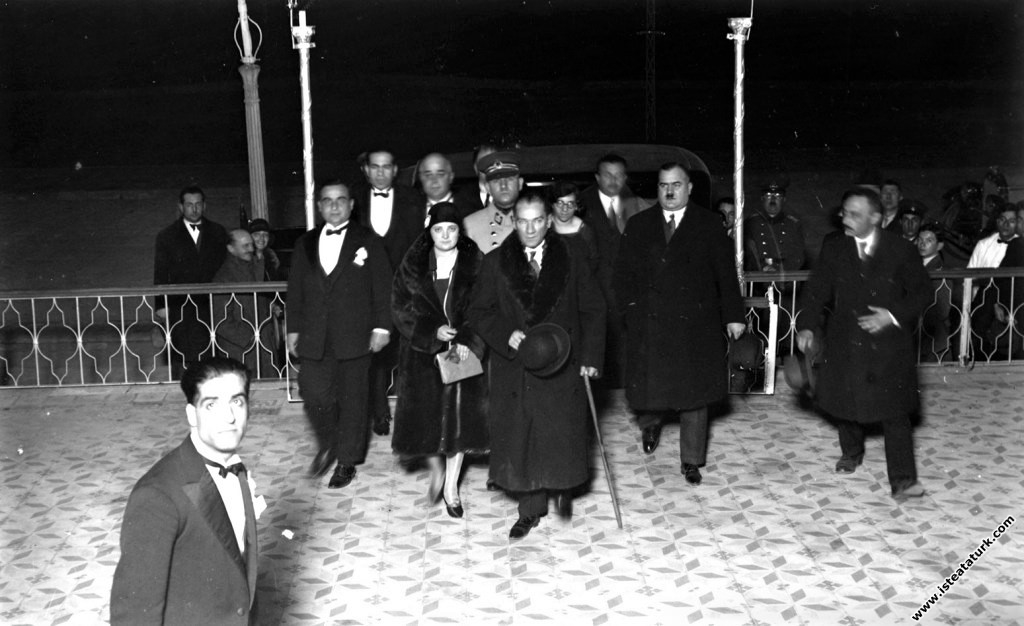 Mustafa Kemal Atatürk Manevi Kızı Afet İnan ile İzmir Karşıyaka Halkevi'nde düzenlenen bir baloya gelirken. (01.03.1930)