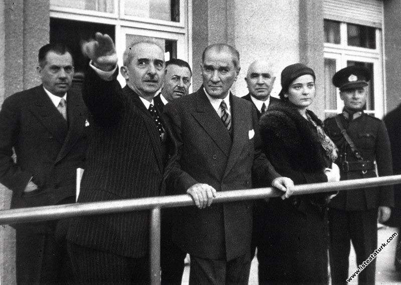 Atatürk, Ankara Sergi Evi’nde Yerli Malları Sergis...