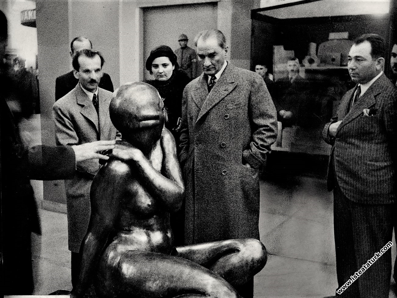 Atatürk, Ankara Sergi Evi’nde, Yerli Malları Sergisinde gezerken bir heykeli inceliyor. (10.11.1934)