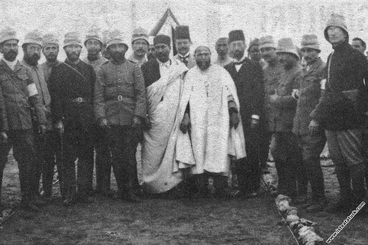 Derne'de Enver Paşa ve Mısır Kızılay görevlileri i...