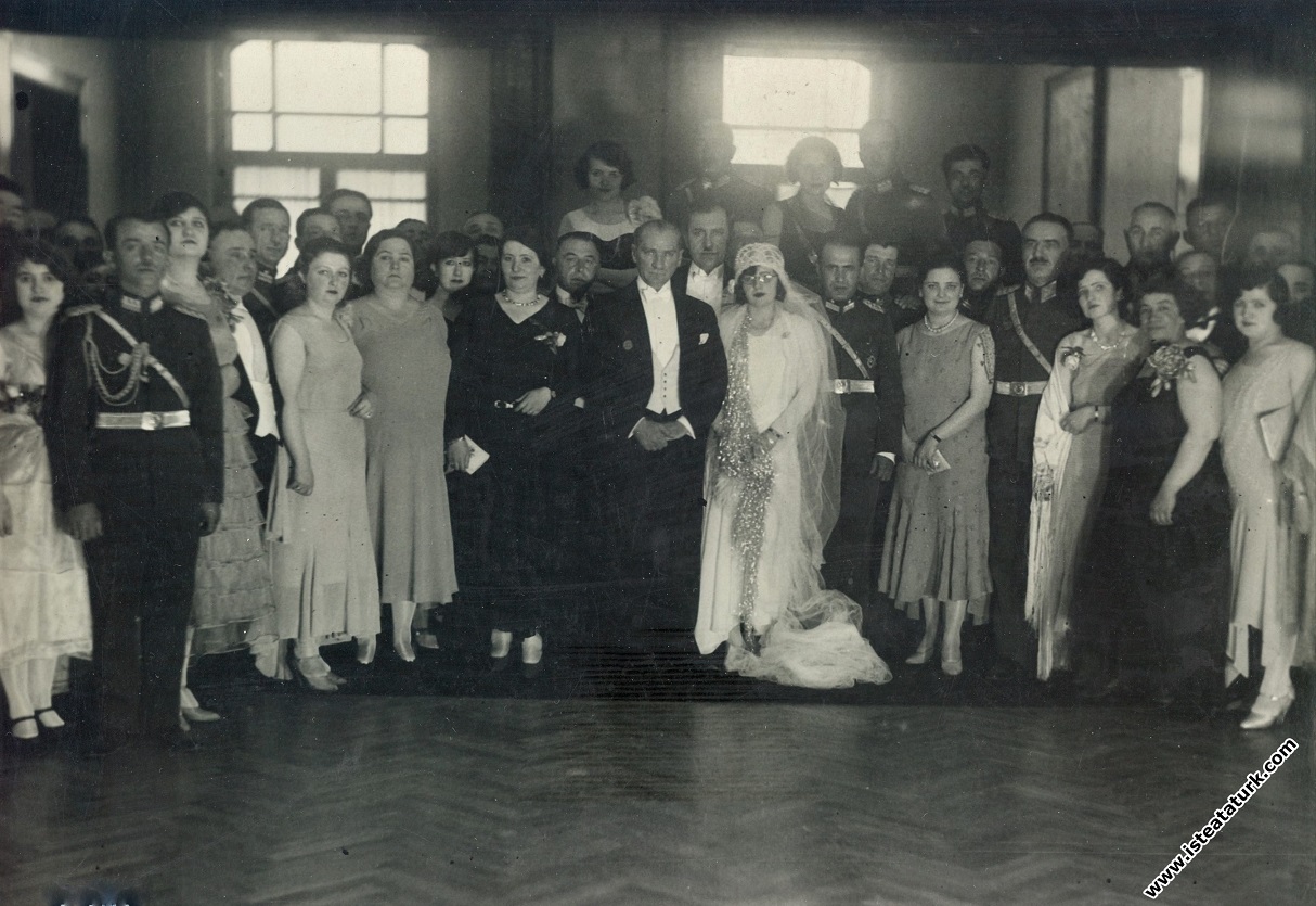 Mustafa Kemal Atatürk, Mareşal Fevzi Çakmak’ın kızı Nigar Hanım ve Şefik Bey’in nikah töreninde, Ankara Palas. (15.05.1930)