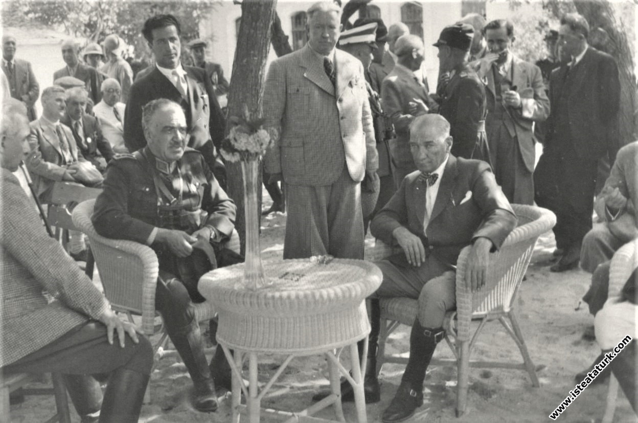 Mustafa Kemal Atatürk Ege Manevralarında dinlenirk...