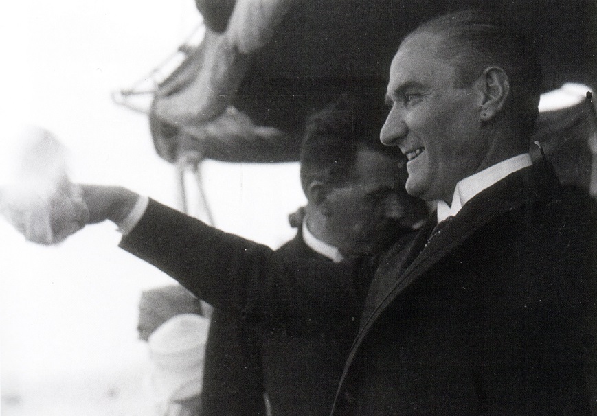 The arrival of Gazi Mustafa Kemal Atatürk in Istanbul with the Ertuğrul Yacht. (01.07.1927)