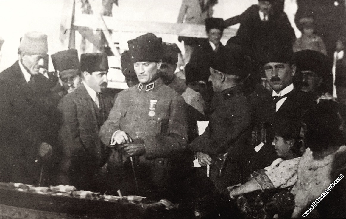 Başkomutan Mustafa Kemal Paşa, Ankara Hipodrom'da ...