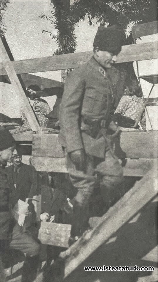 Başkomutan Mustafa Kemal Paşa, Ankara Hipodrom'da ...
