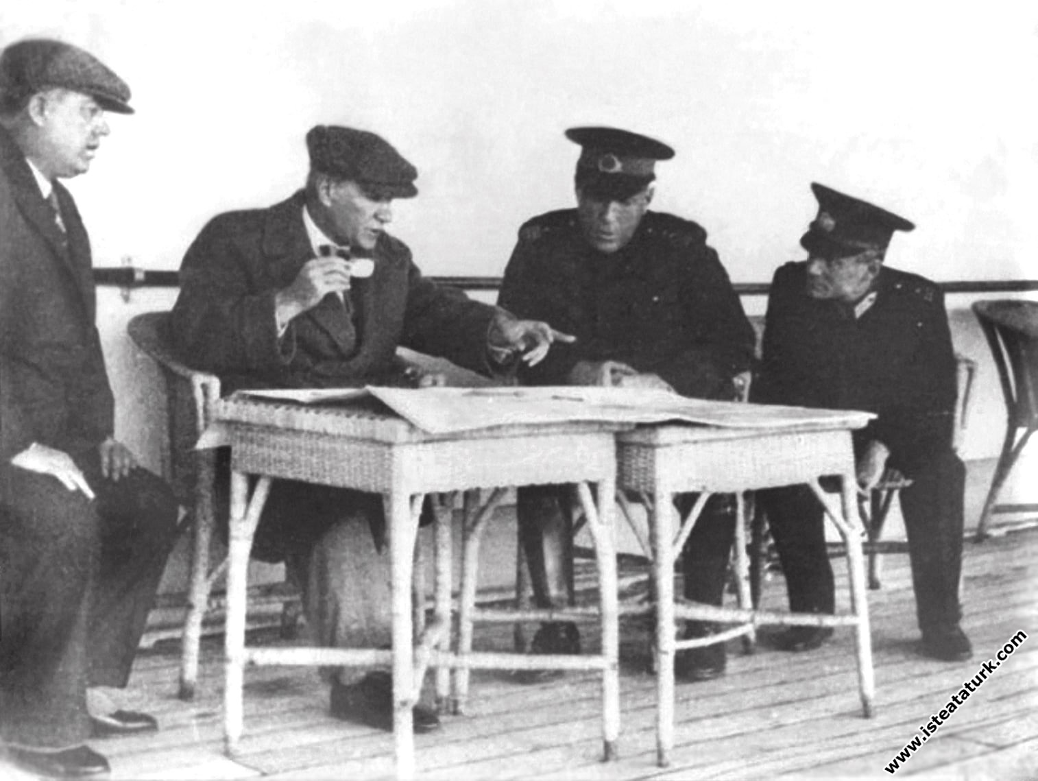 Mustafa Kemal Atatürk, Ege Vapuru'nda Türk kahvesini içerken, haritada bir yeri işaret ederek yanında oturan General Cemil Cahit Toydemir'e görüş ve direktiflerini açıklıyor. (16.02.1935)