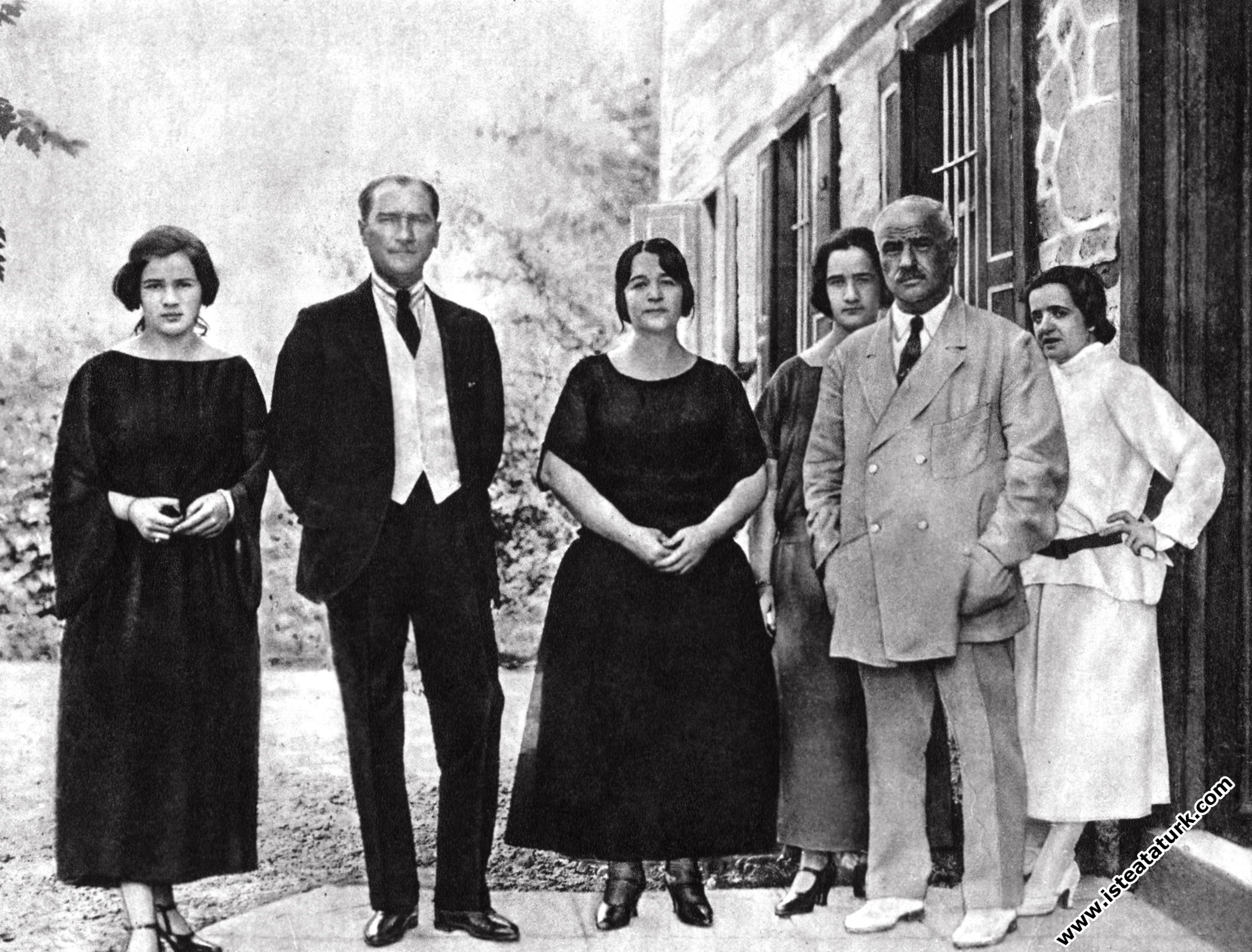 Gazi Mustafa Kemal Paşa, Latife Hanım'ın ailesiyle...