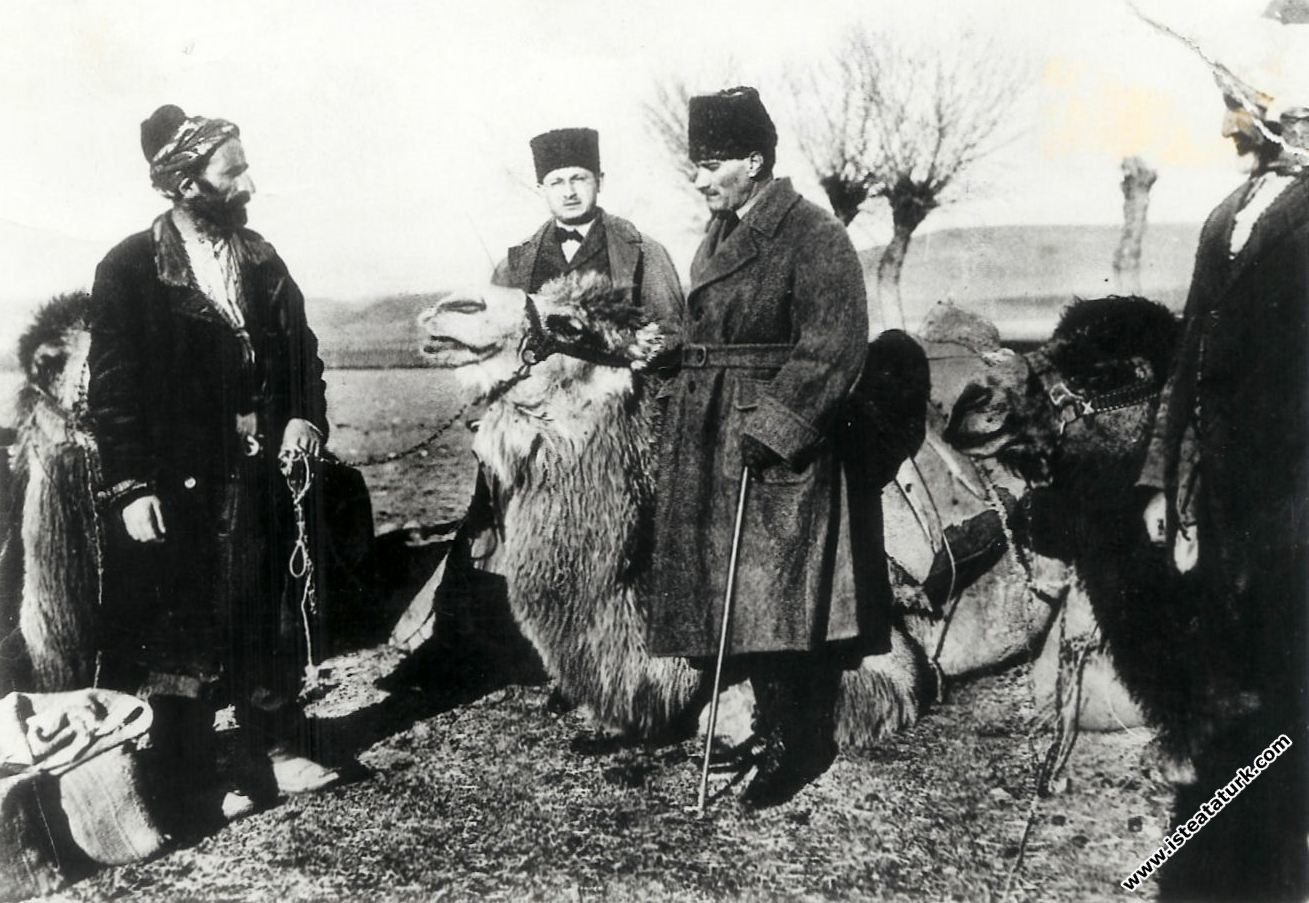Cepheye yiyecek götüren devecilerle, Ankara yakınl...