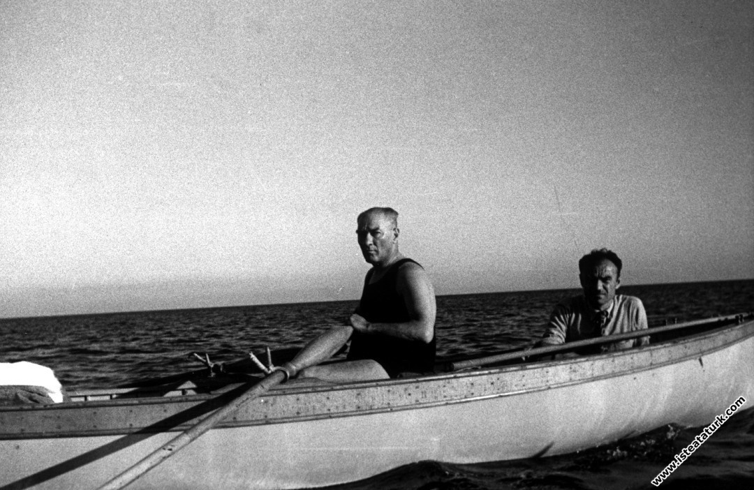Atatürk, Florya'da sandalda kürek çekerken. (17.07...