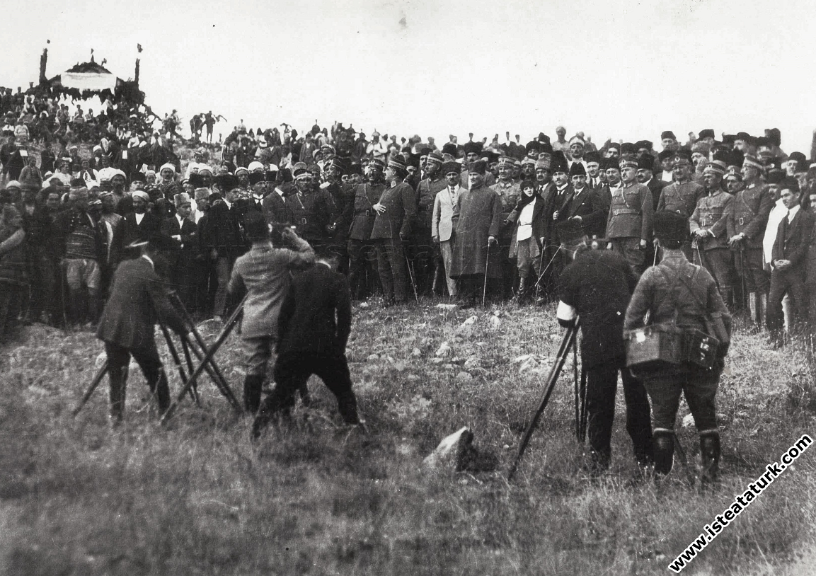 President Gazi Mustafa Kemal at the groundbreaking ceremony of the Dumlupınar Monument. (30.08.1924)