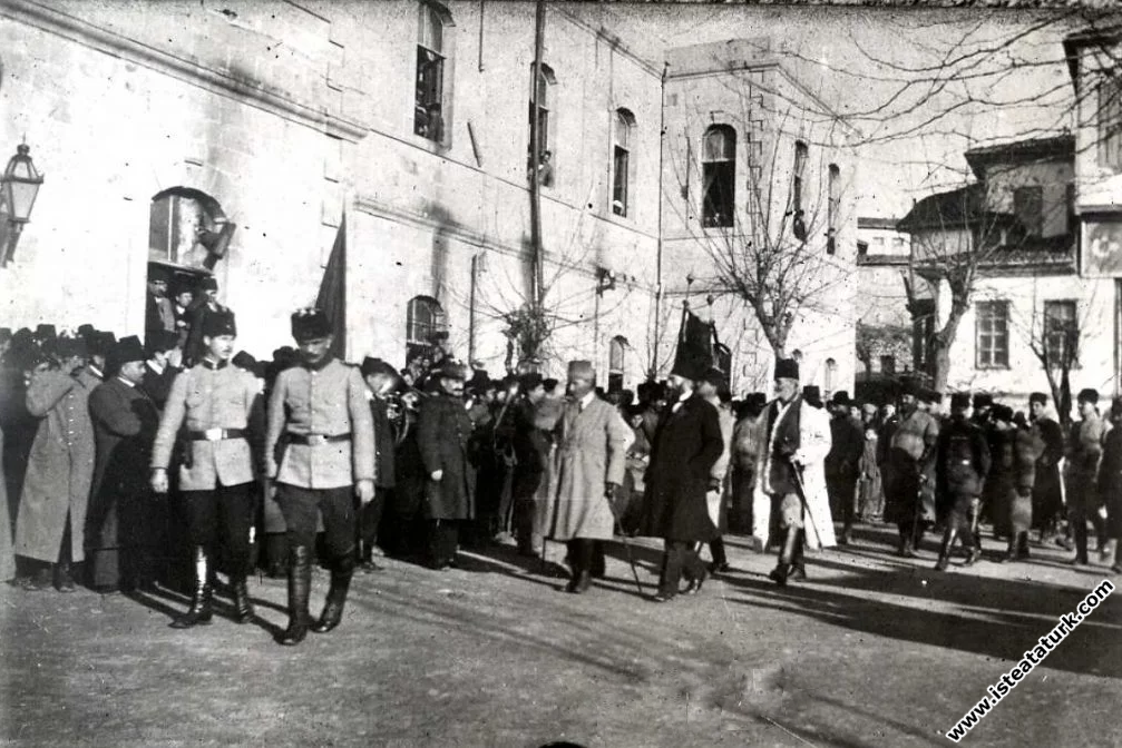 Welcoming of Mustafa Kemal in front of Ankara Provincial Mansion. (27.12.1919)