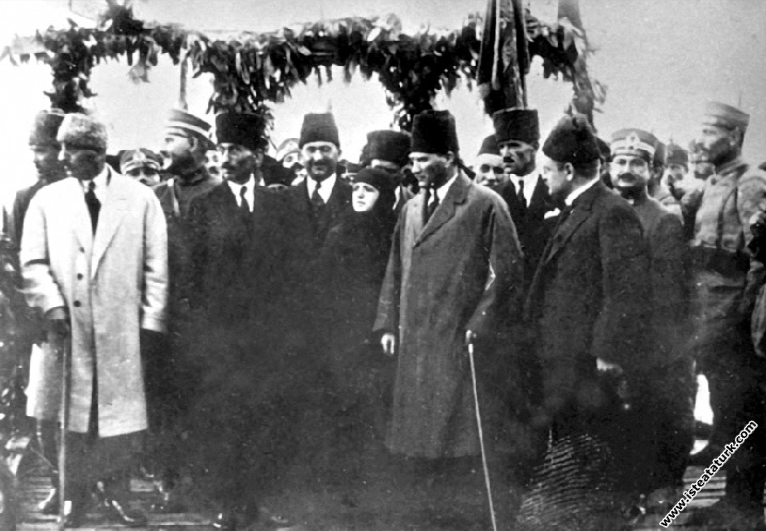 The meeting of Gazi Mustafa Kemal Pasha with his wife, Latife Hanım, in Adana. (15.03.1923)