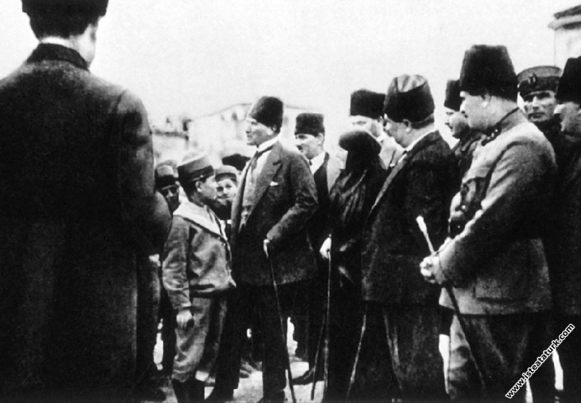 Gazi Mustafa Kemal Pasha is at the Union School in Tarsus. (18.03.1923)