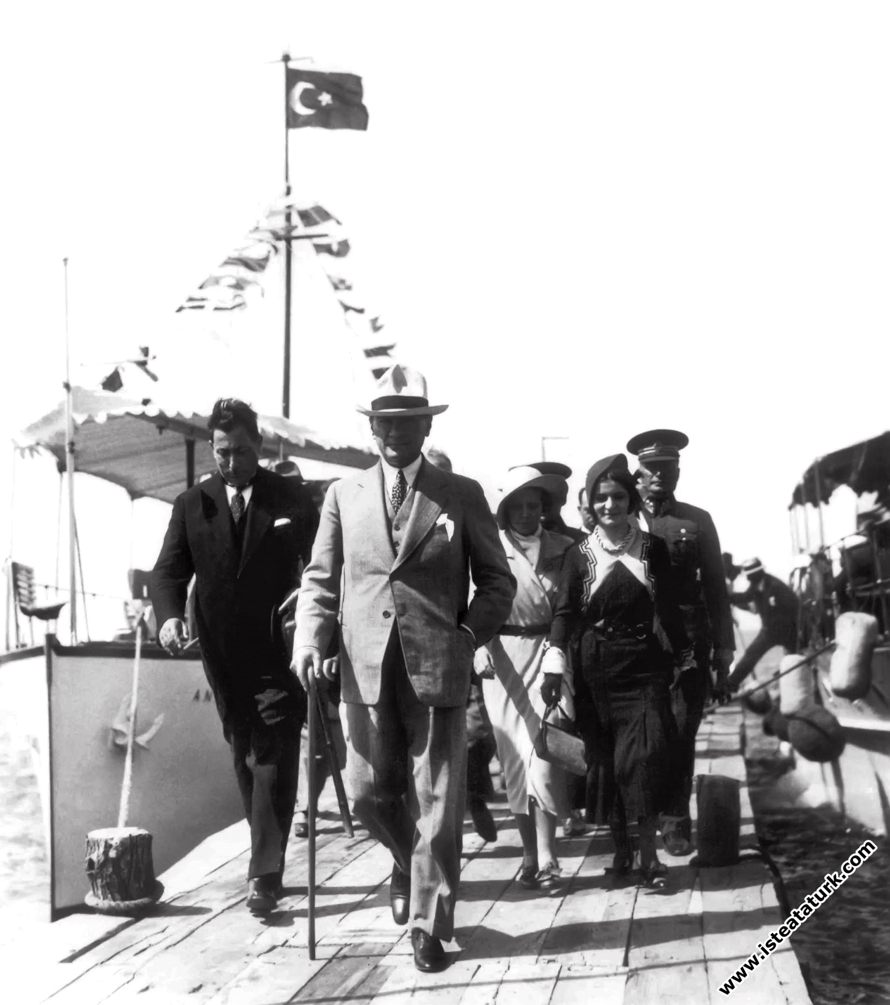 Mustafa Kemal Atatürk, at Baltacı Çiftliği pier, Y...