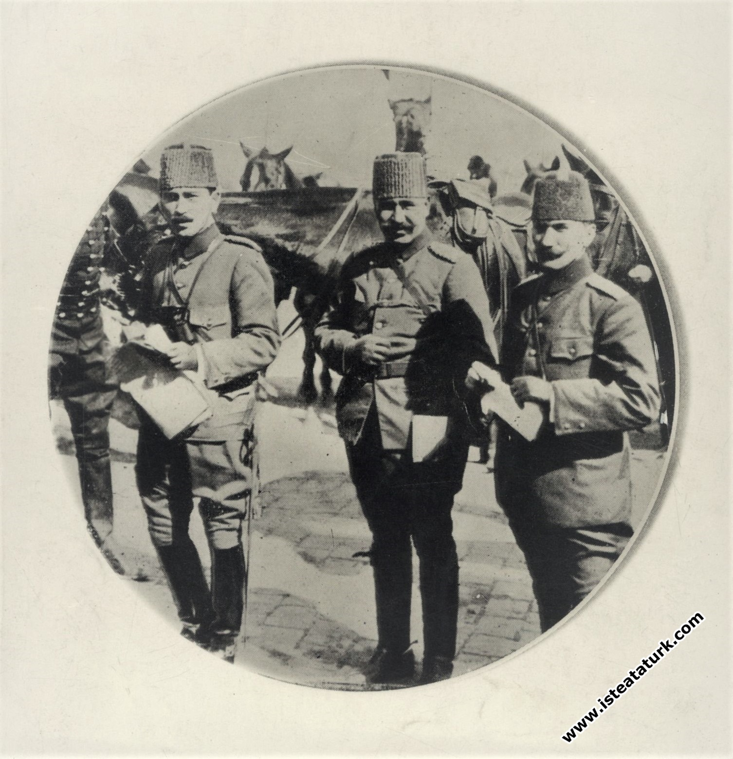 Kurmay Yüzbaşı Mustafa Kemal ve arkadaşları Makedo...