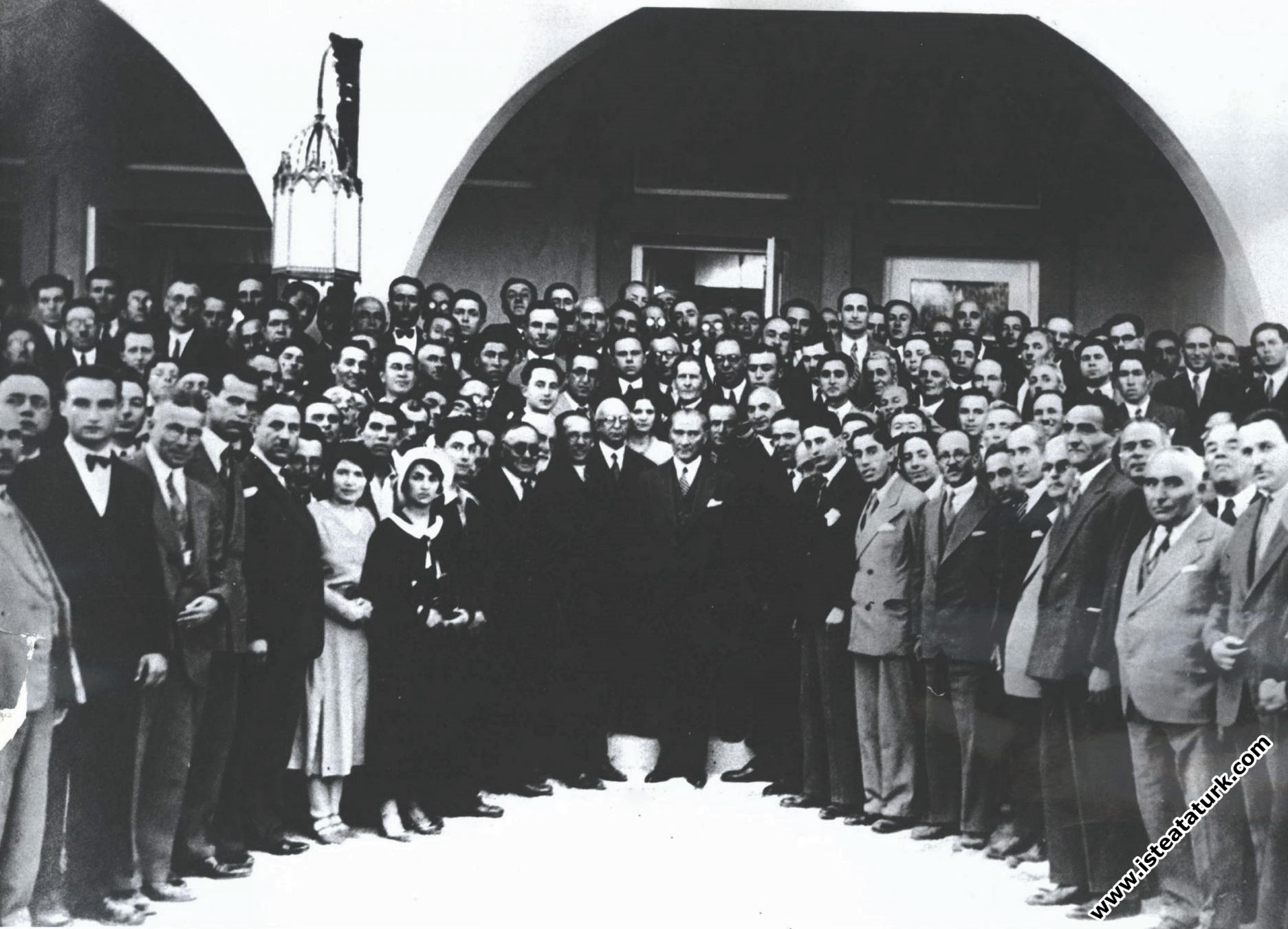 Atatürk ve 1. Tarih Kurultayı delegeleri verilen z...