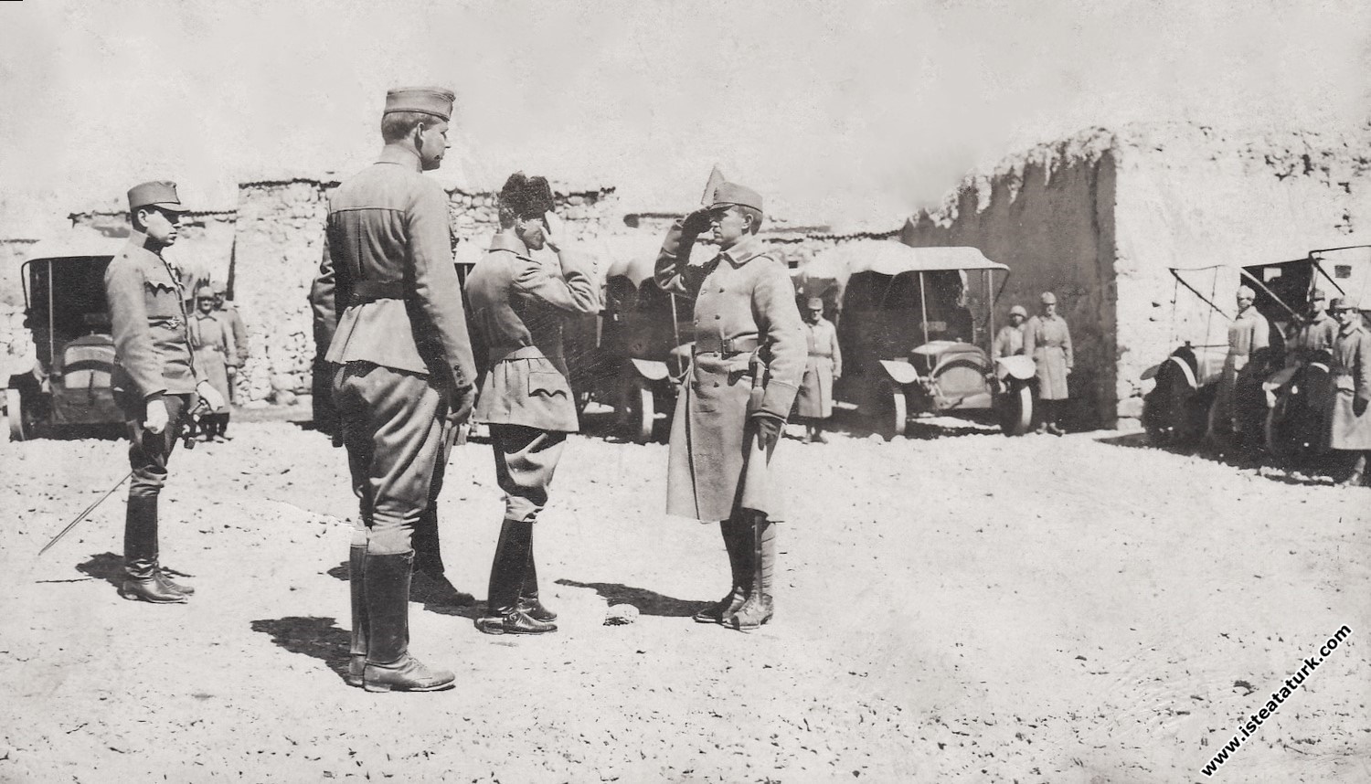 II.Ordu Komutanı Tümgeneral Mustafa Kemal Diyarbakır’da Avusturya-Macaristan Otomobil Kolunu ziyaretinde. (1917)