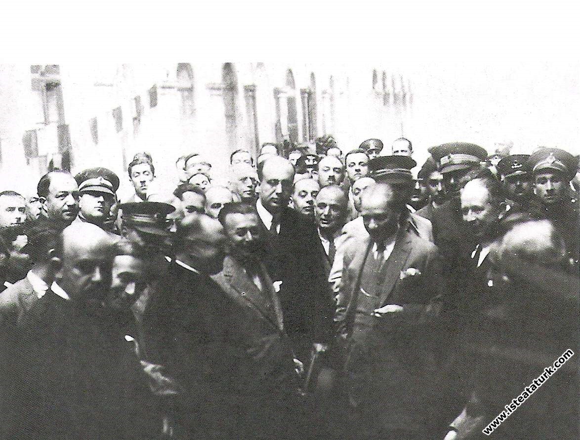 Mustafa Kemal Atatürk'ün Bornova'da karşılanışı. (...