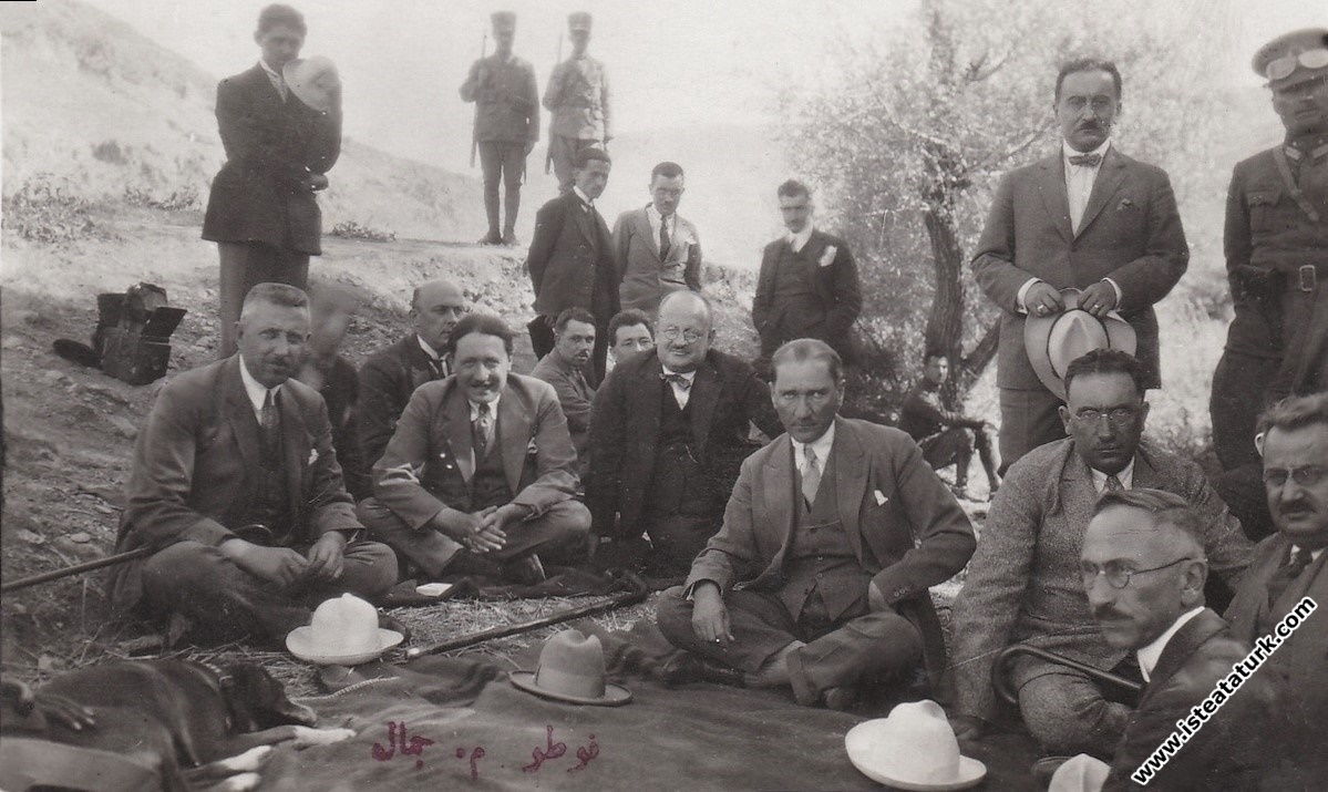 Mustafa Kemal Paşa Kastamonu'dan Ankara'ya dönerken şimdiki Çubuk Barajı'nın olduğu yerde dinlenme anında. (01.09.1925)