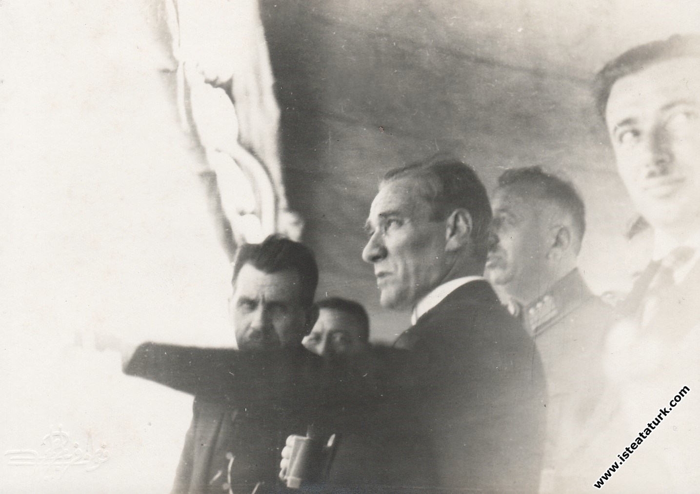 Mustafa Kemal greets the people of Istanbul as he enters Istanbul with his Ertuğrul Yacht. (01.07.1927)
