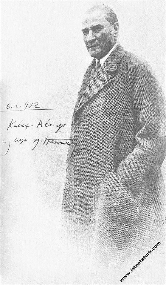 Atatürk'ün, 6 Ocak 1932 tarihinde imzalayarak Kılıç Ali'ye armağan ettiği  bir fotoğrafı. (06.01.1932)