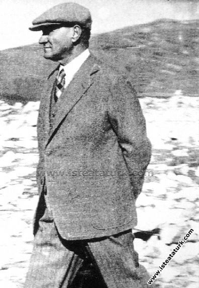 Atatürk Doğu Anadolu Gezisinde, Malatya'dan Diyarbakır'a giderken mola verilen Hazar Gölü kıyısında incelemelerde bulunuyor. (14 Kasım 1937)