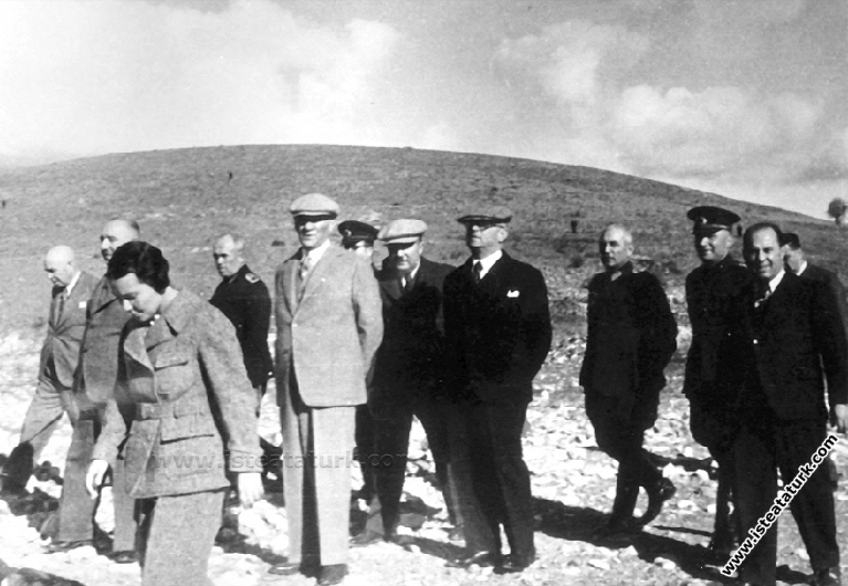 Atatürk Doğu Anadolu Gezisinde, Malatya'dan Diyarbakır'a giderken mola verilen Hazar Gölü kıyısında incelemelerde bulunuyor. (14 Kasım 1937)